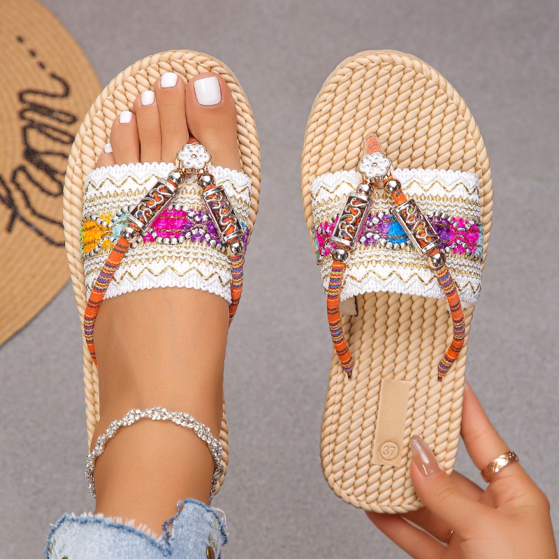 Ethnic Modern Fashion - รองเท้าแตะผู้หญิงแบบสานมือสำหรับใส่กลางแจ้ง รองเท้าผู้หญิงไซส์ใหญ่ สไตล์โบฮีเมียน รองเท้าสานแบบแบน แฟชั่นพู่ห้อย รองเท้าแตะชายหาด